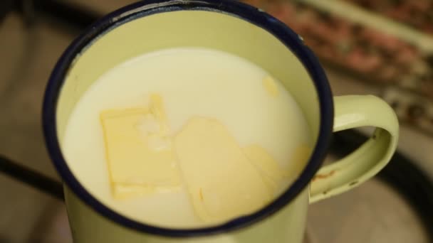 Kokende Melk Met Boter — Stockvideo