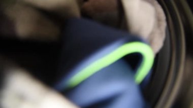 Çamaşırları çamaşır makinesinden çıkarıyorum.