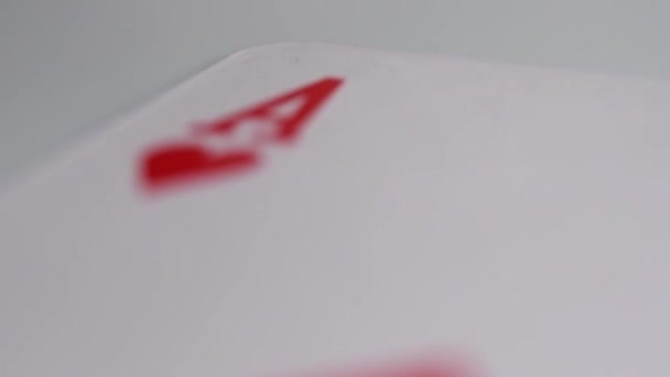 panoramique une carte à jouer l'as des cœurs et aller et venir hors de la mise au point 