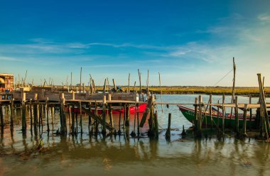 Tipik Carrasqueira iskelesi Alentejo Portekiz 'deki Sado nehrinde. 