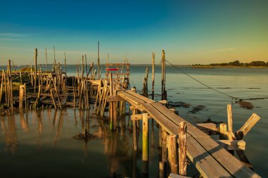 Tipik Carrasqueira iskelesi Alentejo Portekiz 'deki Sado nehrinde. 