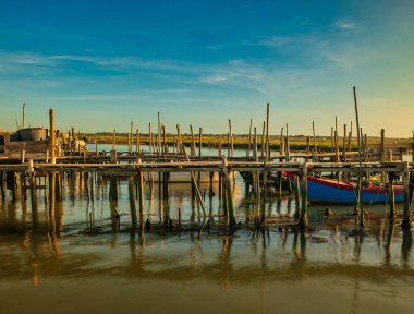  Tipik Carrasqueira iskelesi Alentejo Portekiz 'deki Sado nehrinde. 