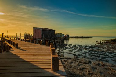 Tipik Carrasqueira iskelesi Alentejo Portekiz 'deki Sado nehrinde. 