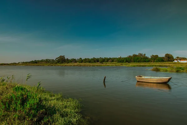 Tipik Carrasqueira iskelesi Alentejo Portekiz 'deki Sado nehrinde. 