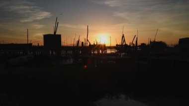 Tipik Carrasqueira iskelesi Alentejo Portekiz 'deki Sado nehrinde. 
