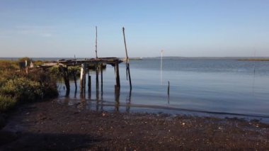 Tipik Carrasqueira iskelesi Alentejo Portekiz 'deki Sado nehrinde. 