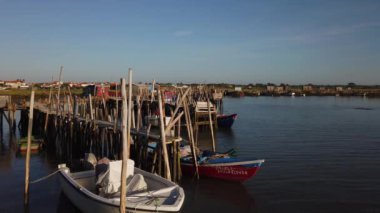 Tipik Carrasqueira iskelesi Alentejo Portekiz 'deki Sado nehrinde. 