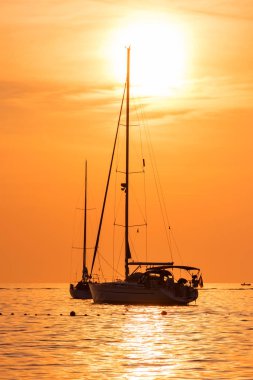 Yat ve güneş, dikey görüntü sarı ışık koşullarında deniz manzarası