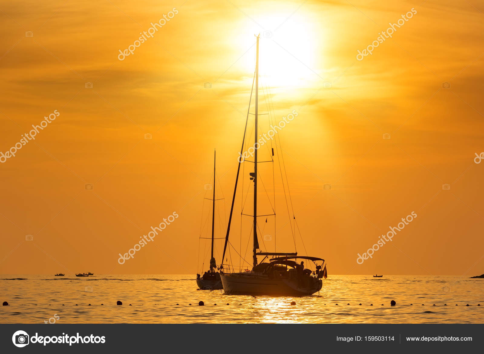 Paysage Marin Dans Une Lumière Jaune Avec Yacht Et Soleil