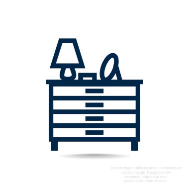 Çekmeceli lamba ve bir ayna ile