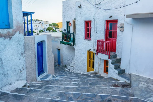 Tradicional estilo aldeia grega na ilha de Milos, Grécia — Fotografia de Stock