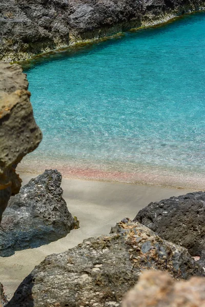 Kristall blå vatten på Falasarna beach, Kreta, Grekland — Stockfoto