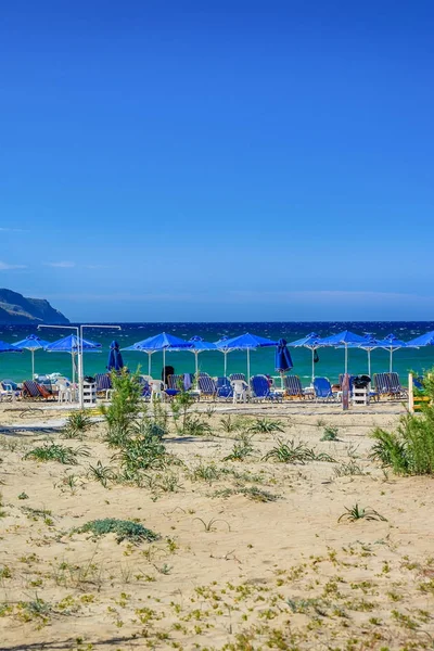 Playa luminosa cerca de Georgioupolis en la isla de Creta, Grecia — Foto de Stock