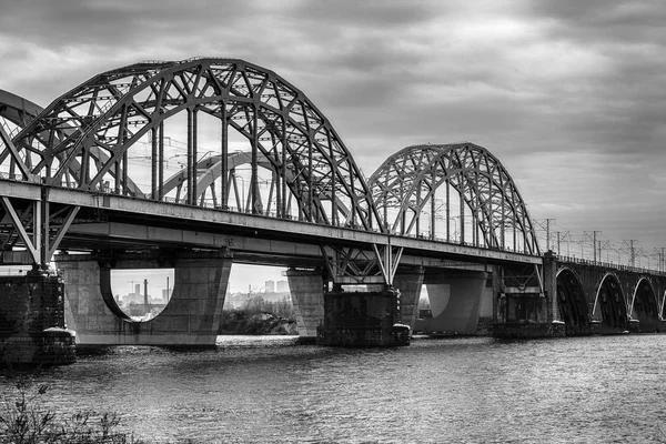 Μαύρο και άσπρο θέα στη γέφυρα Darnytskyi, Κίεβο, Ουκρανία — Φωτογραφία Αρχείου