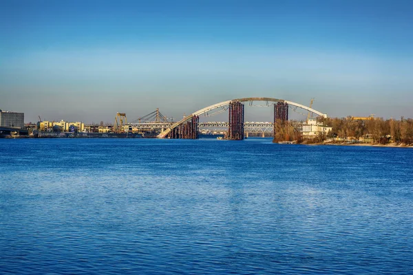 La vista desde la Plaza Postal a la nueva construcción de puentes en el río Dniéper, Kiev, Ucrania — Foto de Stock