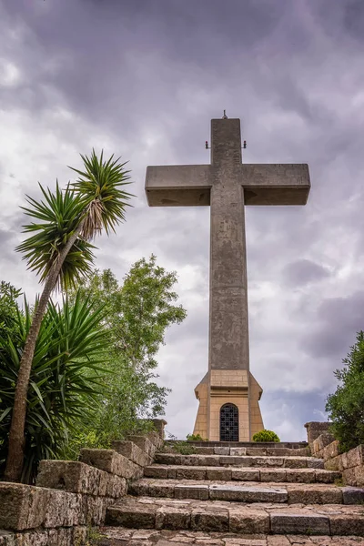 Croix géante au Mont Filerimos sur l'île de Rhodes, Grèce, Europe — Photo