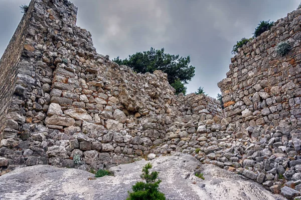 Romok, és a festői táj Monolithos kastély, Rodosz, Görögország — Stock Fotó