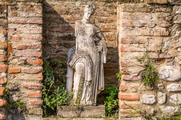 Olika grekiska staty finns på antika Dion Katerini, Grekland — Stockfoto