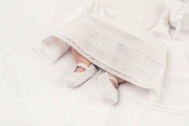 Küçük bebek vaftiz etmeye hazır.