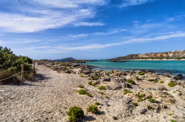 Elafonisi sahilinde mavinin farklı tonları. Girit Adası, Yunanistan