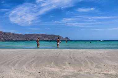 9.19.2013 - Girit Adası, Yunanistan. İnsanlar Girit adasındaki Elafonisi plajında dinleniyor.