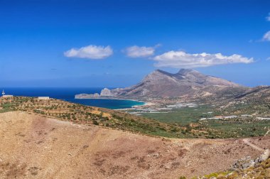 Yunanistan 'ın Girit adasındaki Falasarna plajındaki manzara ve yollar