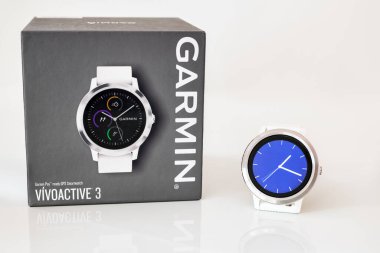 10.31.2019 Kyiv, Ukrayna. İzole edilmiş arkaplanda Garmin Vivoactive 3 spor saati