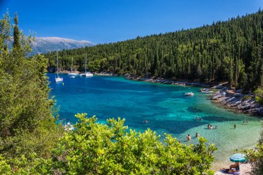 8.27.2014 - Kamini sahilinde kayıklar ve kristal mavi su, Yunanistan, Kefalonia adası