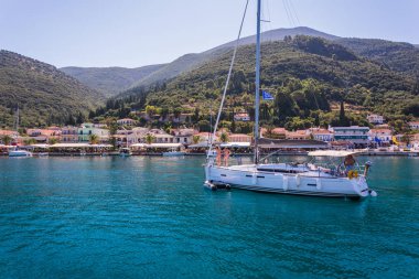 8.28.2014 - Fiscardo köyü limanında bir sürü gemi var. Kefalonia Adası, Yunanistan
