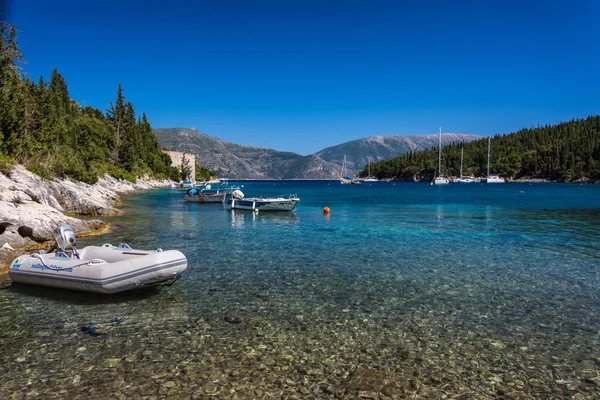 2014 Båtar Och Kristallblått Vatten Kamini Strand Grekland Kefalonia — Stockfoto