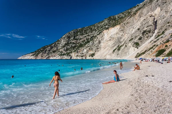 2014 Giovane Ragazza Che Cammina Attraverso Spiaggia Myrtos Grecia Isola — Foto Stock