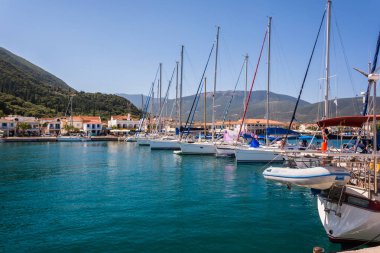 8.28.2014 - Fiscardo köyü limanında bir sürü gemi var. Kefalonia Adası, Yunanistan