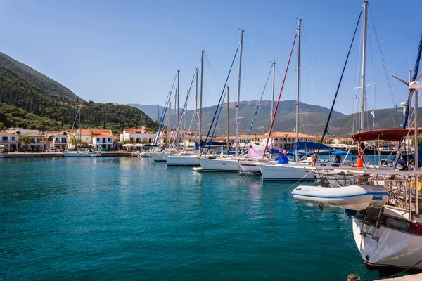 2014 フィスカルド村の港に多くの船 ギリシャケファロニア島 — ストック写真