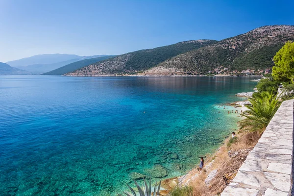 2014 Due Signore Vanno Alla Spiaggia Agia Effimia Grecia Isola — Foto Stock