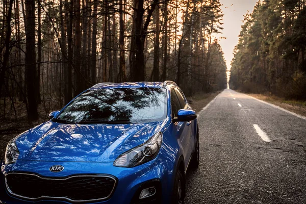 Kyiv, Ukrayna - 26.03.2020 Mavi Kia Sportage gün batımında ormanda