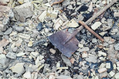 Eski evin yıkılmış tuğlaları.