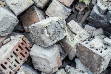 Eski evin yıkılmış tuğlaları.