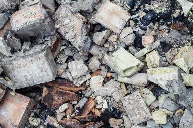 Eski evin yıkılmış tuğlaları.