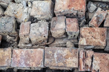 Eski evin yıkılmış tuğlaları.