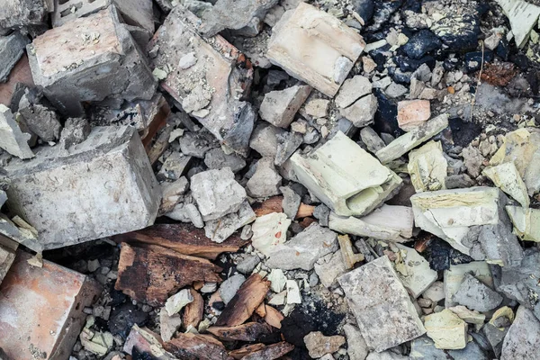 Eski evin yıkılmış tuğlaları.