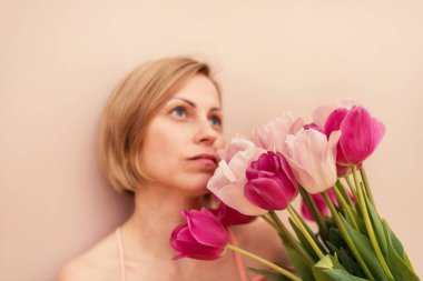 Baharda elinde bir buket lale olan bir kadın.