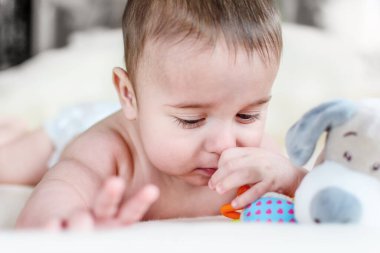 Küçük bebek en sevdiği oyuncağıyla oynuyor.