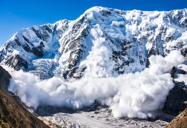 Naturens kraft. Avalanche i Kaukasus Stockbild