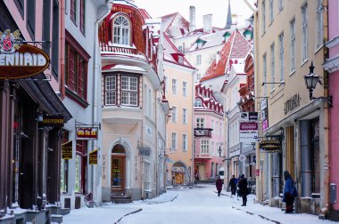 Tallinn, Estonya - 05 Ocak 2017: Eski şehrin ünlü turistik caddelerinden biri - Vana Tallinn