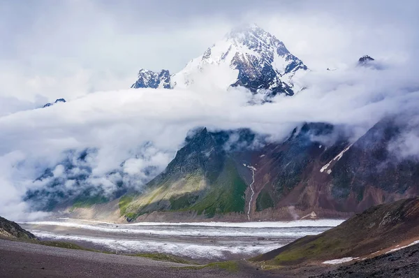 Dykh-tau, 5.204 m - der zweithöchste Berg Russlands Stockbild