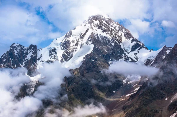 Дых-Тау, 5204 м - вторая по высоте гора в России Лицензионные Стоковые Изображения