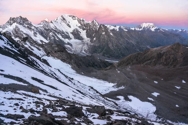 Atardecer en las altas montañas nevadas . — Foto de Stock