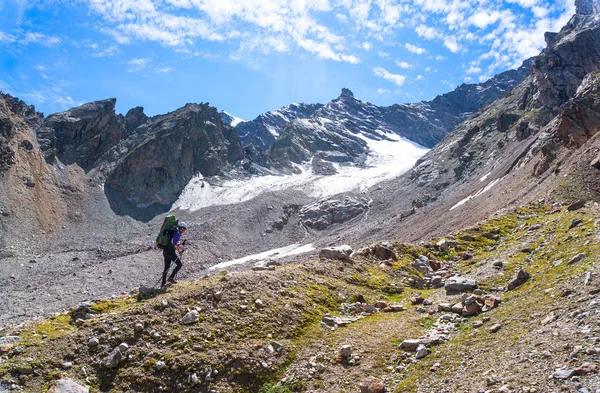 Joven turista subiendo por el lado de la montaña —  Fotos de Stock