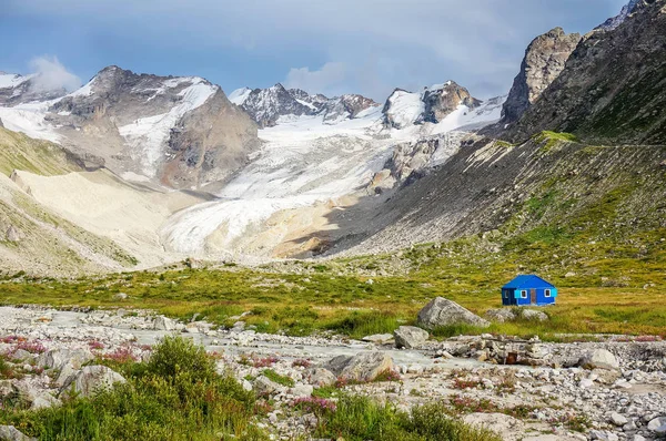 Casa solitária nas montanhas distantes — Fotografia de Stock