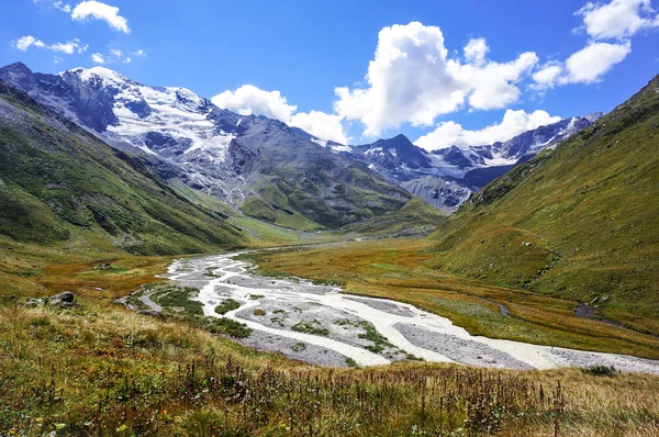 Vista sulla valle in montagna, ghiacciaio e fiume — Foto Stock